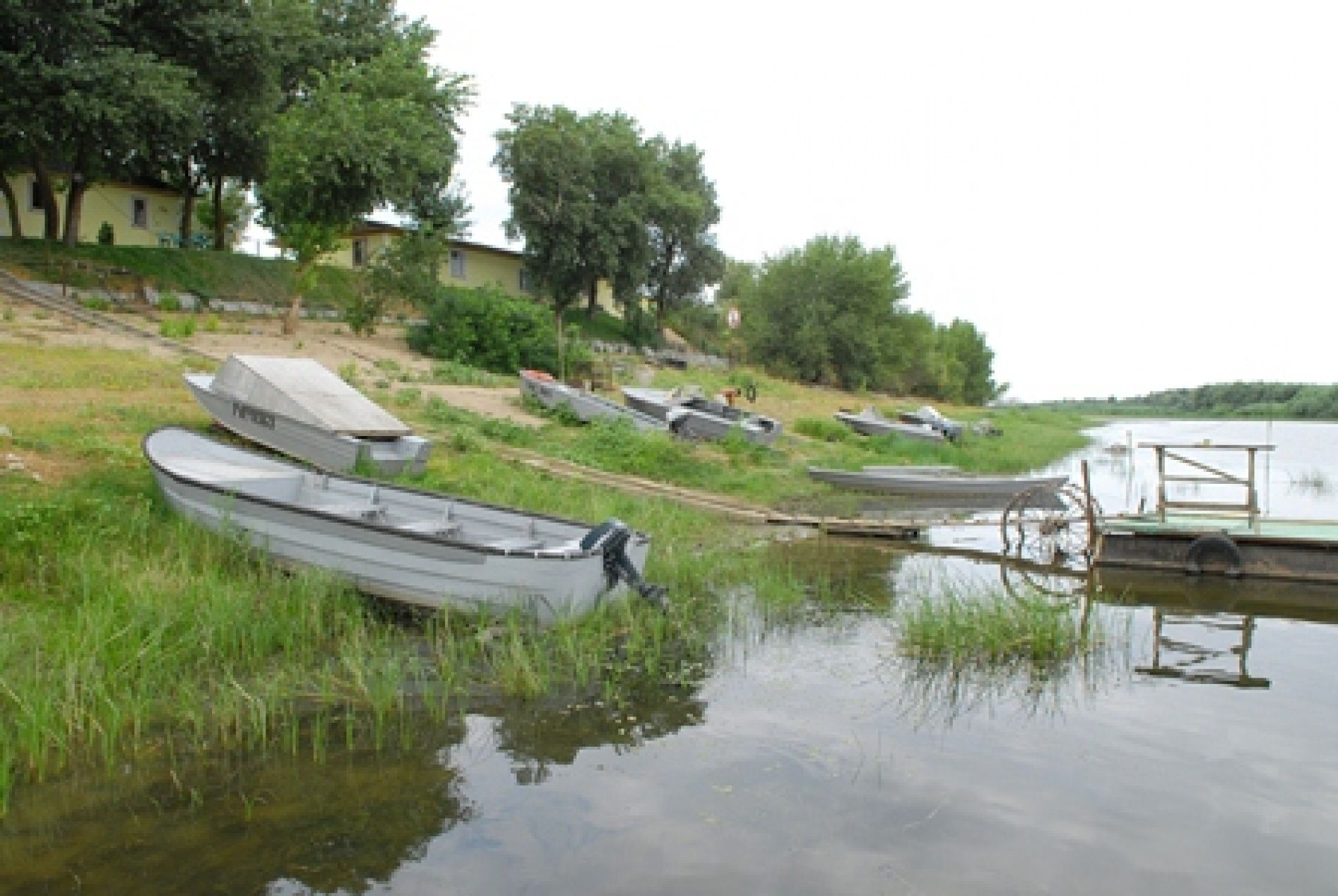 Рыболовная база с арендой лодок в живописном месте