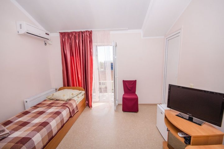 Гостевой дом «Инжир» Республика Крым 3-местная комната с балконом (корпус INGIR RED), фото 1