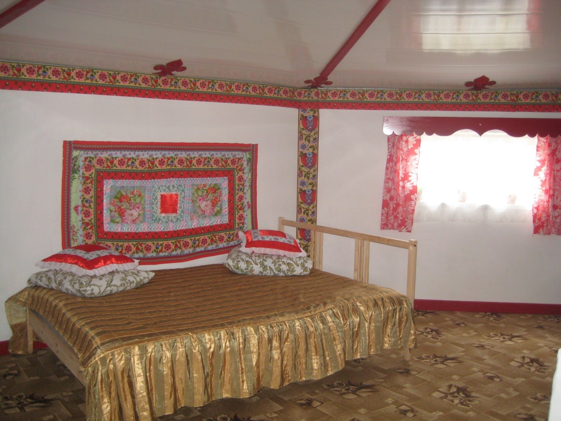 Гостевой дом «Зов предков» Республика Хакасия Юрта 6-местная (Красная), фото 1