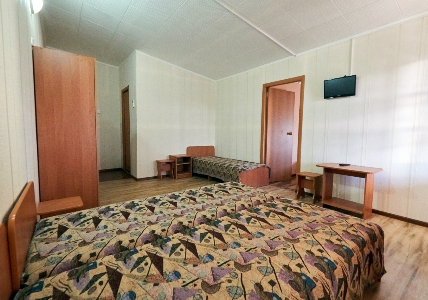 База отдыха «Ока» Краснодарский край Корпус А: 2-комнатный 5-местный номер (2х+3х) с большим балконом, фото 1