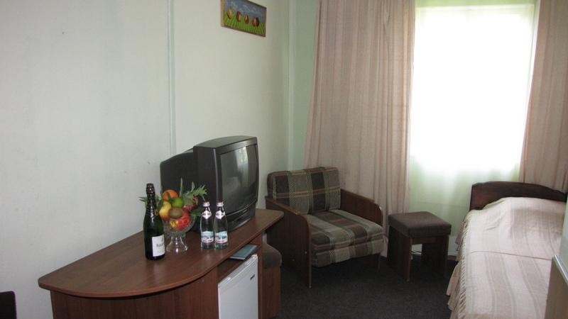  Курортный отель «Бастион» Республика Крым Номер «Эконом» 3-местный двухкомнатный, фото 4