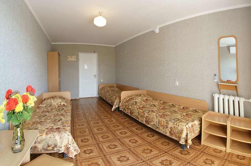  Туристско-оздоровительный комплекс «Маяк» Республика Крым Номер 3-местный с удобствами на этаже, фото 1