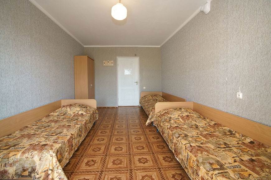  Туристско-оздоровительный комплекс «Маяк» Республика Крым Номер 3-местный с удобствами на этаже, фото 2
