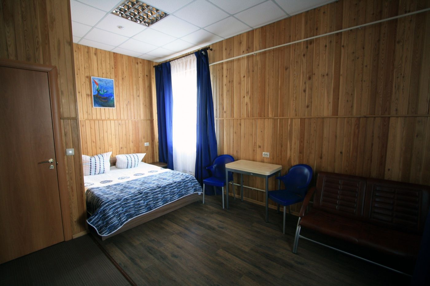 База отдыха «Причал» Красноярский край Гостиничный номер с двуспальной кроватью