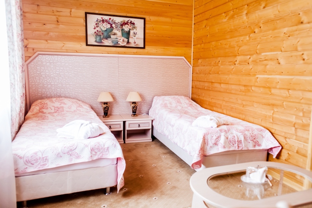 Гостиничный комплекс «Бережки-Холл» Московская область Номер двухместный с двумя кроватями в деревянном доме, фото 2