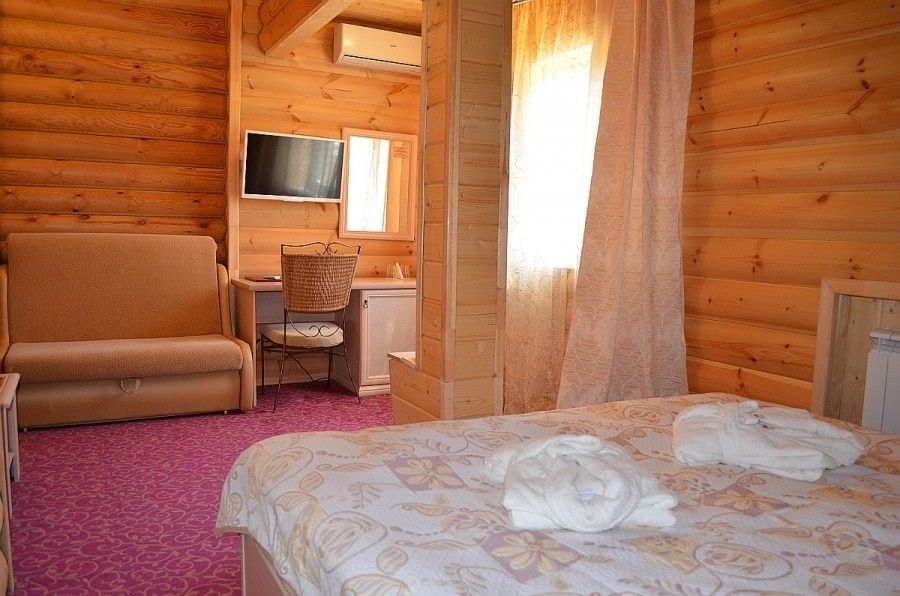 Гостиничный комплекс «Бережки-Холл» Московская область Номер двухместный с двуспальной кроватью в деревянном доме, фото 3