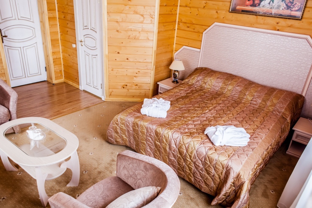Гостиничный комплекс «Бережки-Холл» Московская область Номер двухместный с двуспальной кроватью в деревянном доме, фото 2
