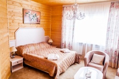Hotel complex «Berejki-Holl» Moscow oblast Nomer dvuhmestnyiy s dvuspalnoy krovatyu v derevyannom dome
