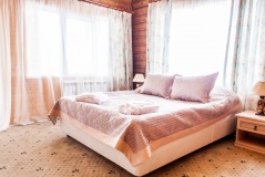 Hotel complex «Berejki-Holl» Moscow oblast Nomer «Lyuks» v derevyannom dome