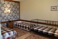 Hotel «Pechoryi-park» Pskov oblast Nomer «Komfort» 3-mestnyiy