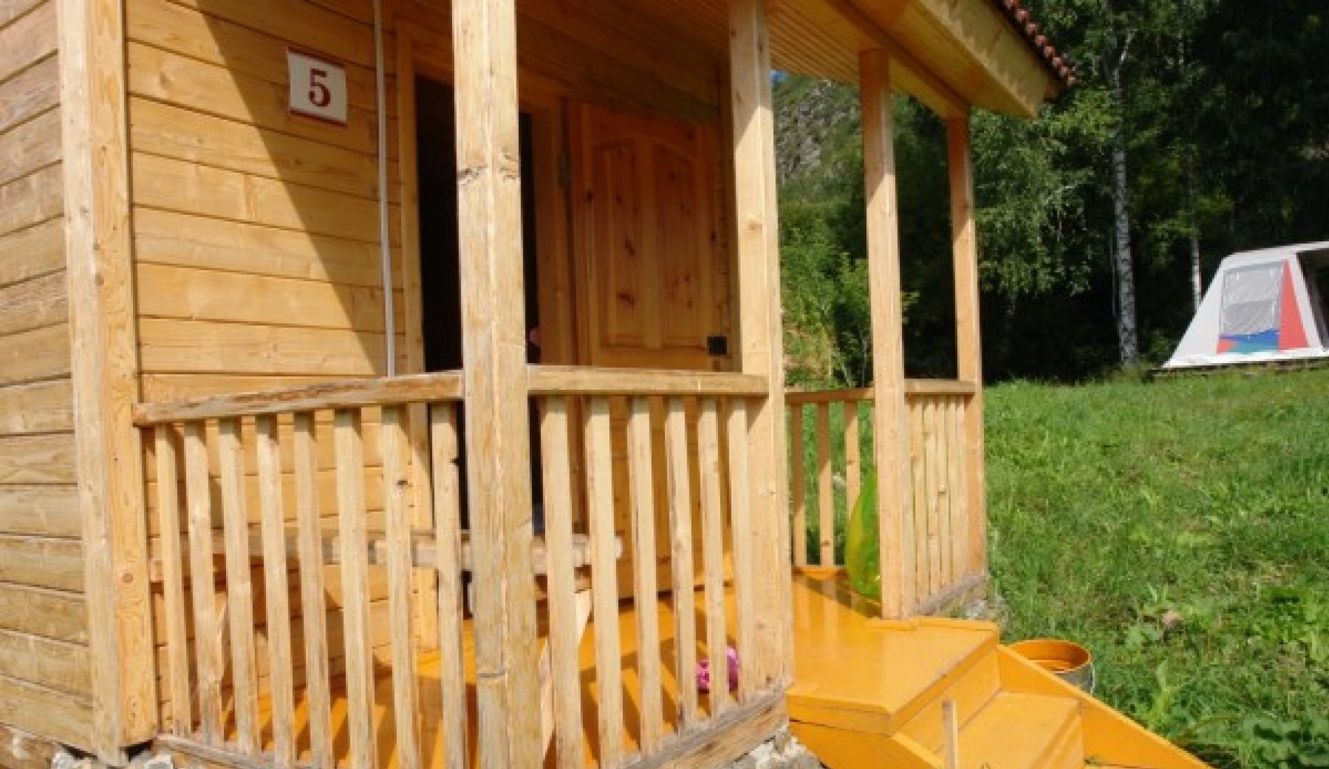 Турбаза «Золоторудная» Алтайский край Летний двухместный деревянный домик , фото 2
