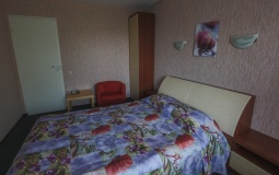 Country hotel «Volga» Nizhny Novgorod oblast Nomer pervoy kategorii s dvuspalnoy krovatyu, фото 2_1