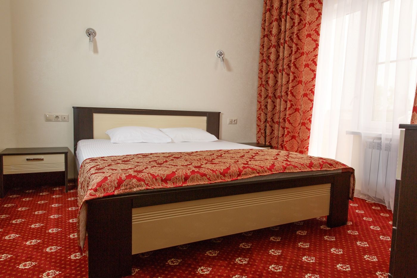 Клуб-отель «Золотой берег» Краснодарский край 2-комнатный люкс, фото 1