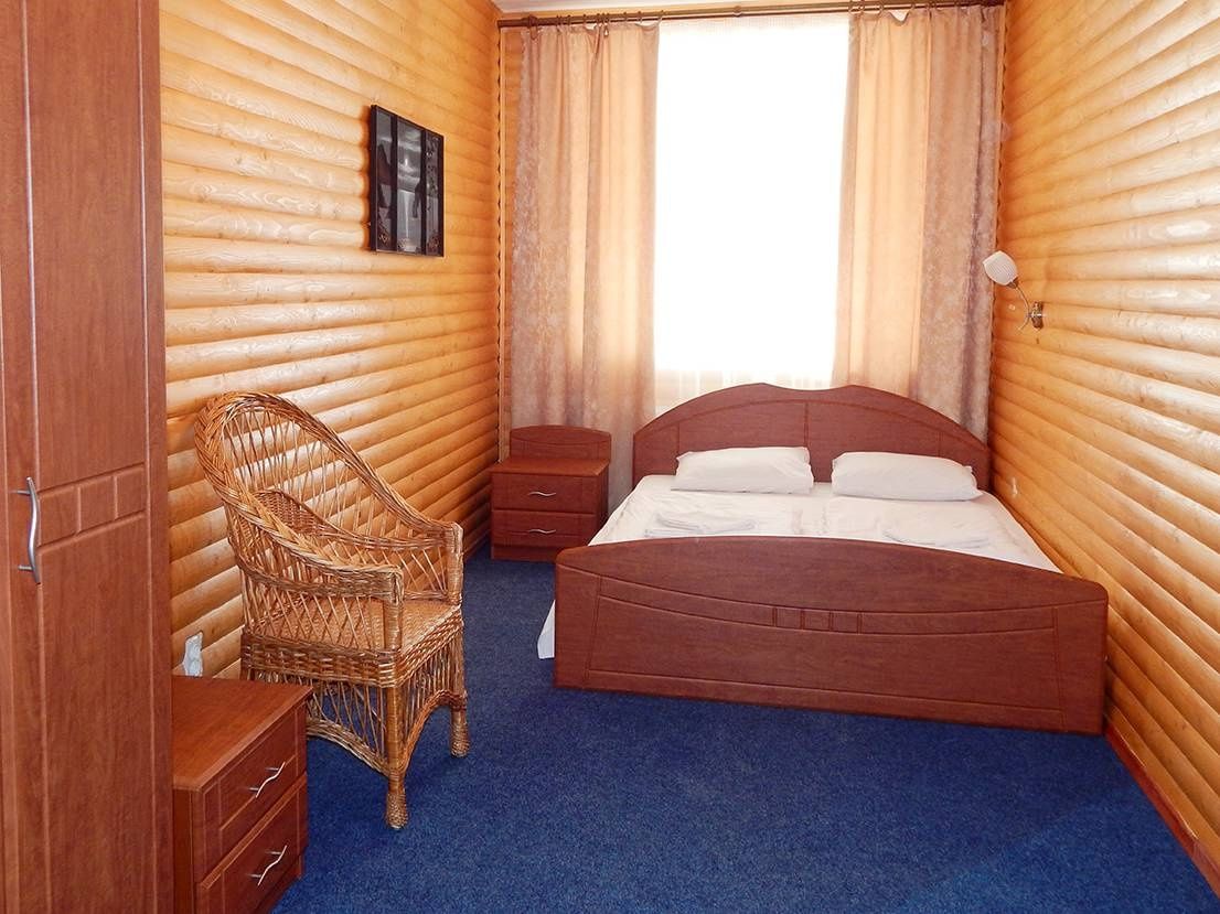 Гостиница «Консульский дворик» Республика Крым 2-комнатный номер (основной корпус, 1-3 этаж), фото 1