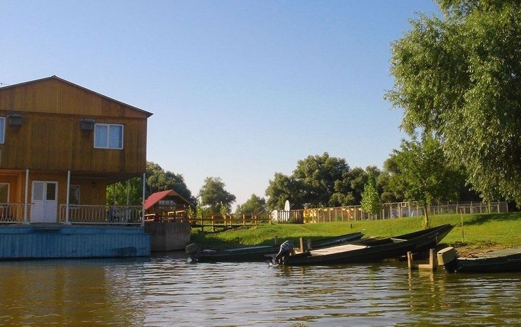 Рыболовные базы камызякский. Каралат Астраханская область. Астрахань Каралат. Заповедная сказка Астрахань. База Каралат.