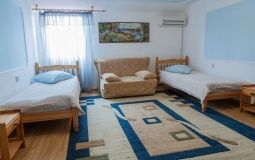 Гостиница «Вита» Ставропольский край Номер «Стандарт Плюс» 3-местный с двумя кроватями и диваном