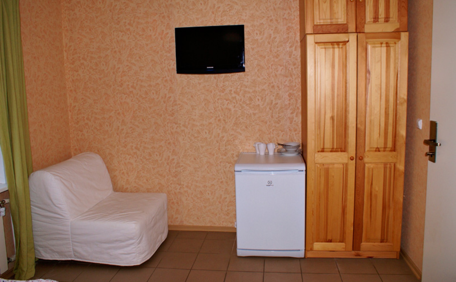 База отдыха «Биг Фишъ» Ярославская область 3-местный номер с ТВ и холодильником, фото 2