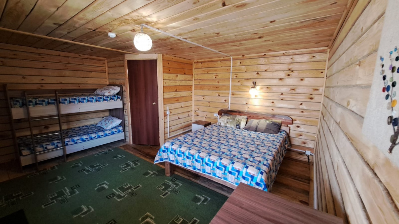 Усадьба «Цвет папоротника» Алтайский край Четырёхместный номер с двуспальной кроватью, фото 1