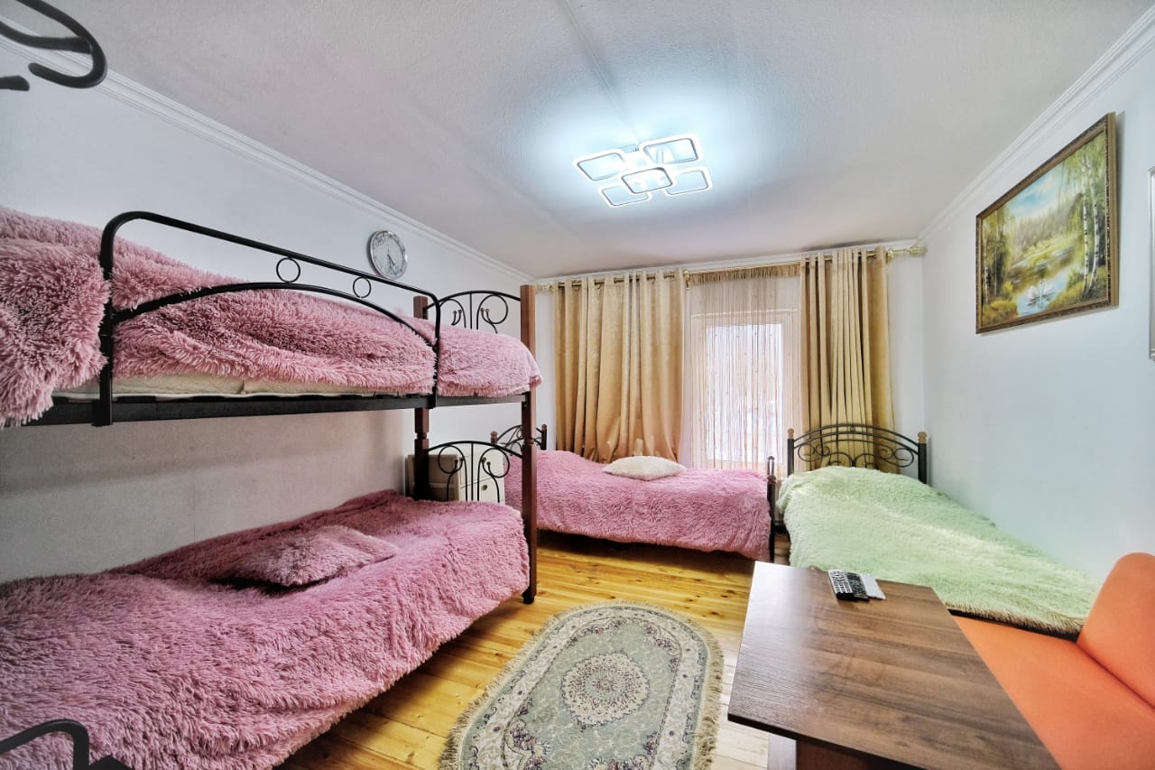 Комплекс гостевых домов «Архыз Сити» Карачаево-Черкесская Республика 4-местный номер с удобствами, фото 1