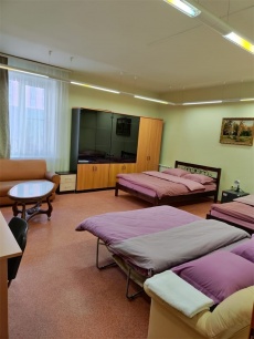 Отель «Неделина 26» Воронежская область шестиместный номер с двумя двуспальными кроватями и двуспальной диваном