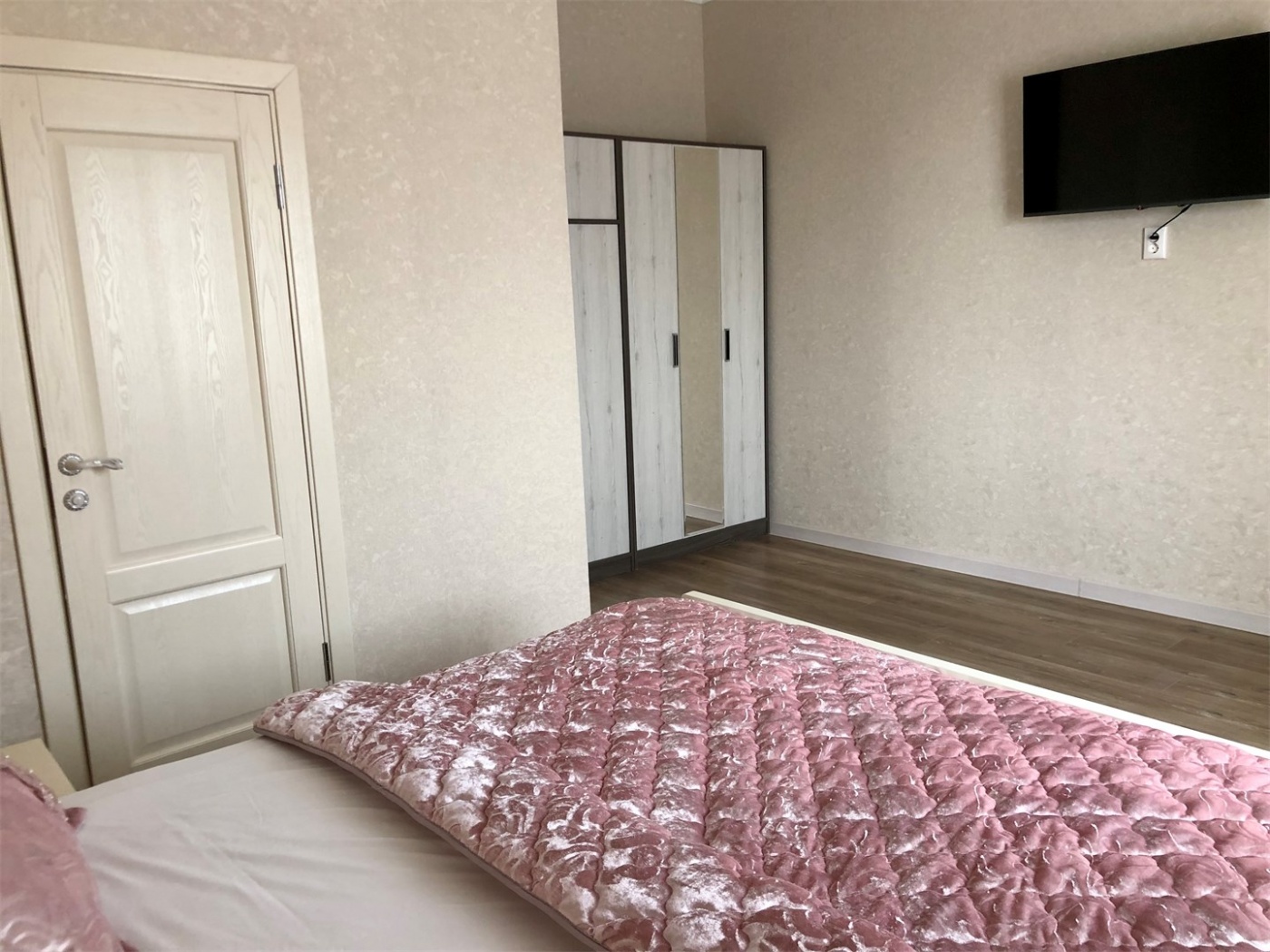 Отель «Атмосфера 3*» Республика Дагестан Классический улучшенный номер с двухспальной кроватью(King-size+), фото 2