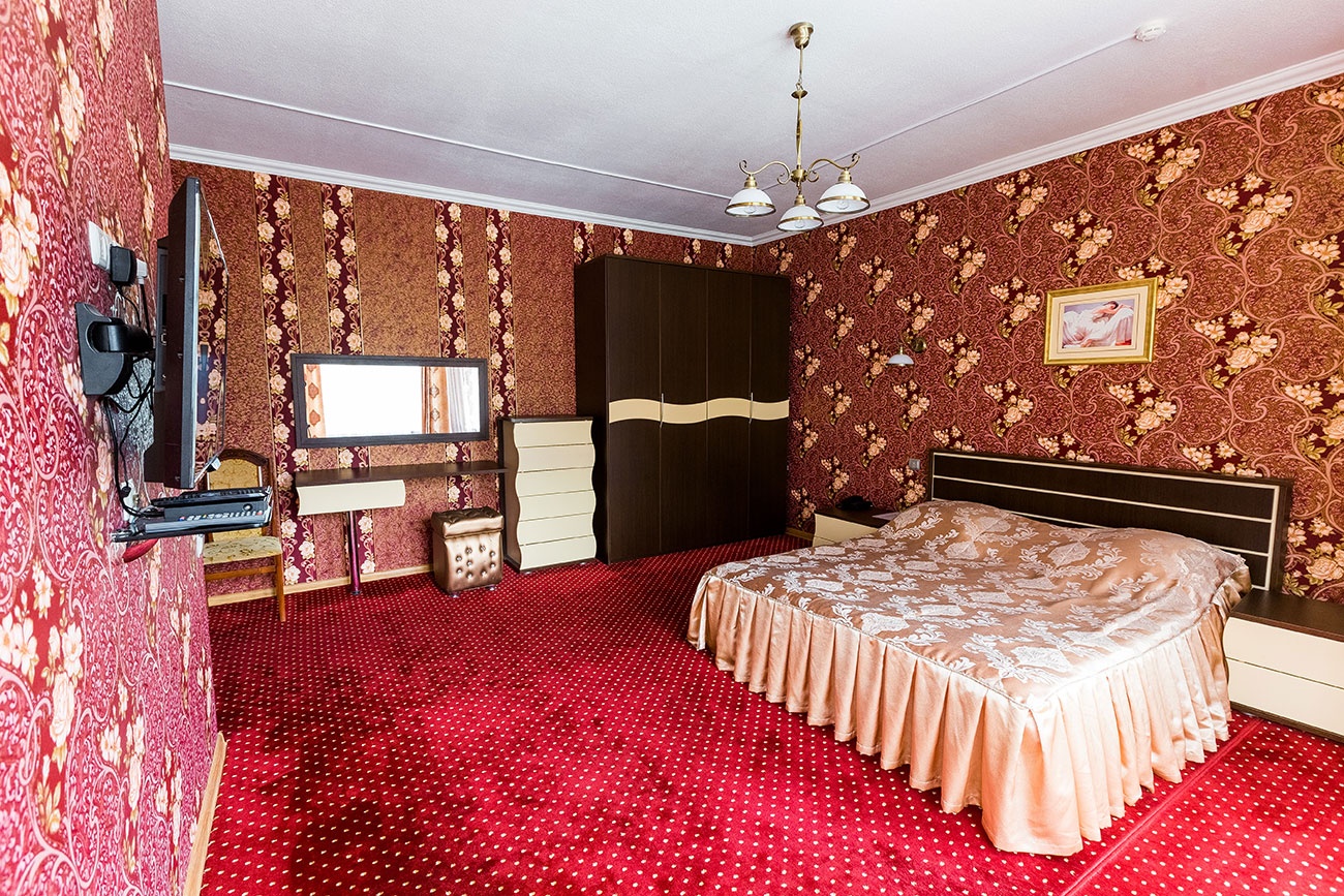 Гостиница Отель «Эльбрусия» Кабардино-Балкарская Республика Номер «Люкс» 3-комнатный 4-местный, фото 1