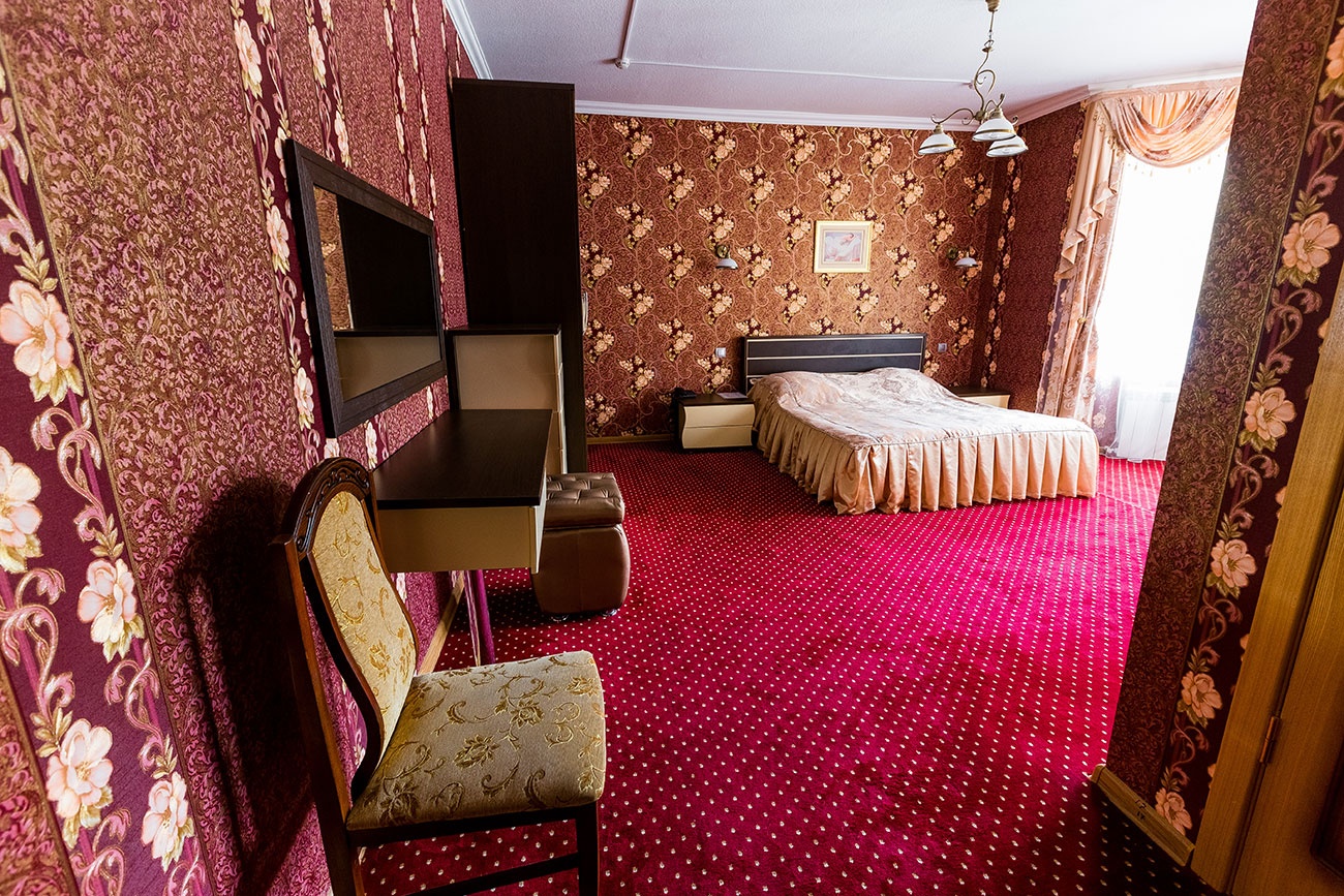 Гостиница Отель «Эльбрусия» Кабардино-Балкарская Республика Номер «Люкс» 3-комнатный 4-местный, фото 2