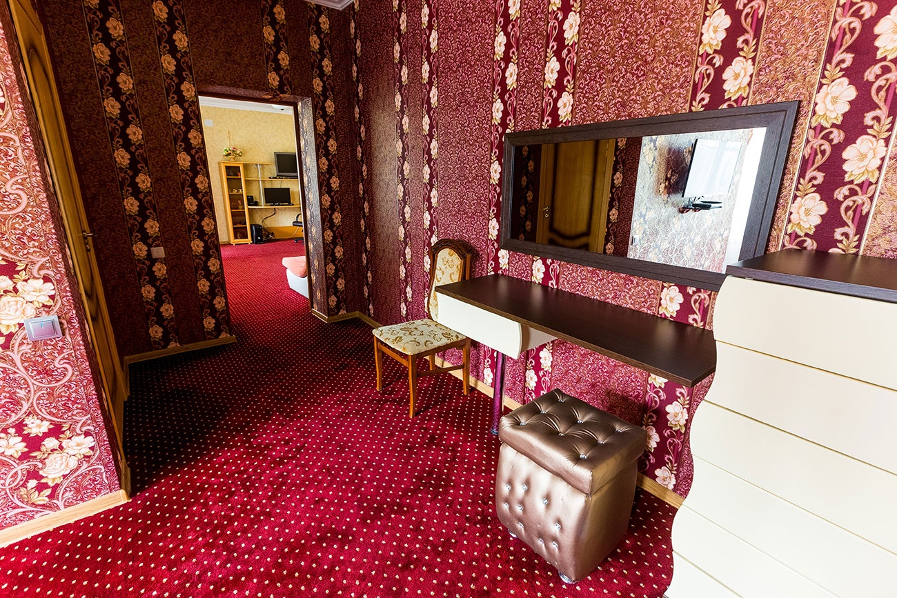 Гостиница Отель «Эльбрусия» Кабардино-Балкарская Республика Номер «Люкс» 3-комнатный 4-местный, фото 3